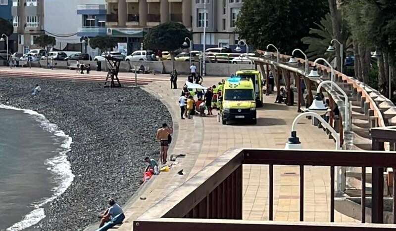 Los recursos de emergencia asisten al vecino de Arinaga en la avenida de la playa/TA.